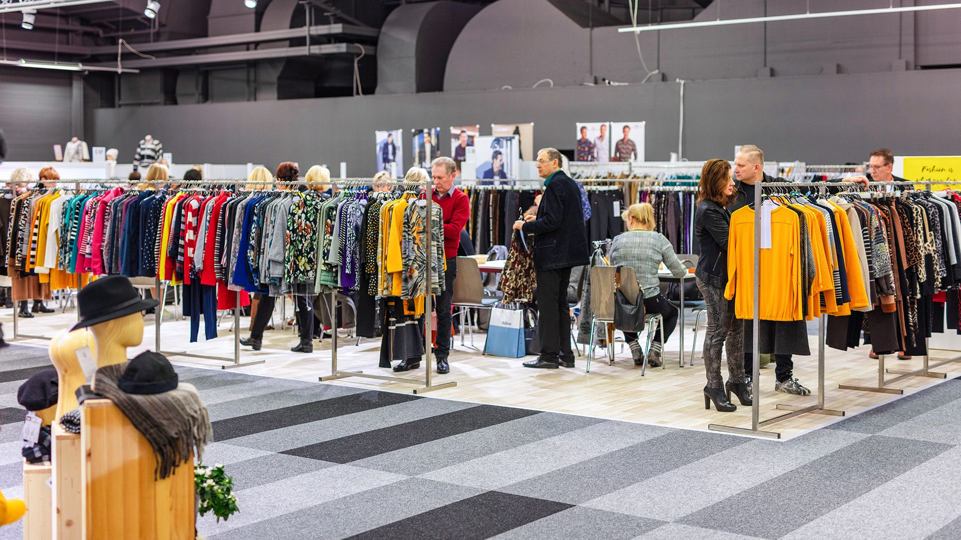Große Auswahl an Kleidung auf einer Messe